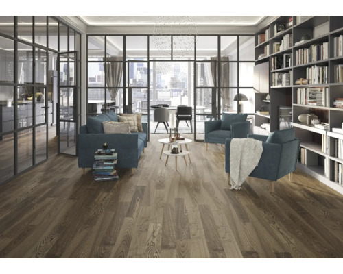 Heller Wohnraum mit Holzfußboden, Sofa und Bücherregal