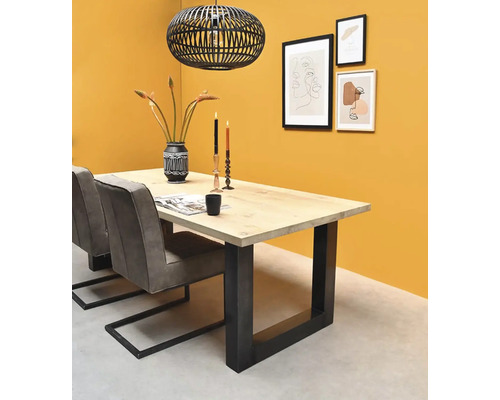 Esstisch mit Stühlen, Dekoration und Hängelampe für den Essbereich