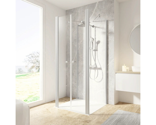 Duschkabine mit Kopfbrause und Handbrause im Badezimmer