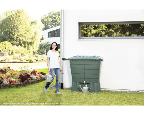 Gartenansicht mit 520 Liter Regentonne zur Gartenbewässerung