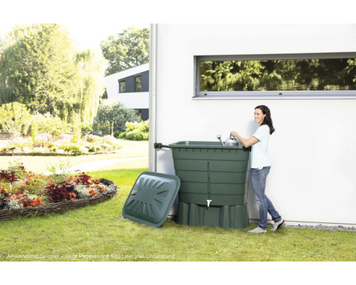 Gartenansicht mit Regentonne, Frau und Gießkanne.