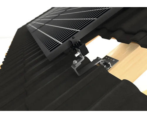Detailaufnahme eines Solarmoduls, das mit Montagevorrichtungen an einem Ziegeldach befestigt ist.