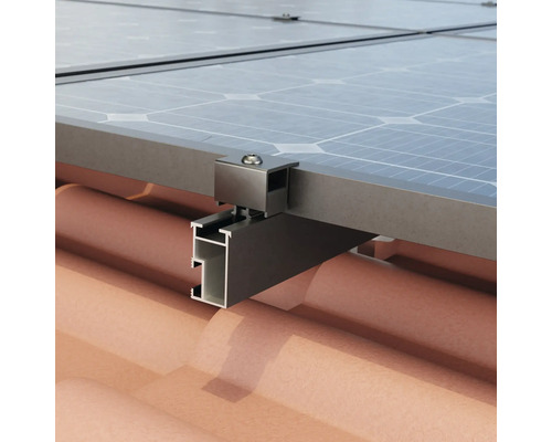 Nahaufnahme einer Solaranlage mit Montageprofil auf einem Ziegeldach.