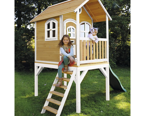 Kinderspielhaus aus Holz mit Rutsche und Treppe im Garten