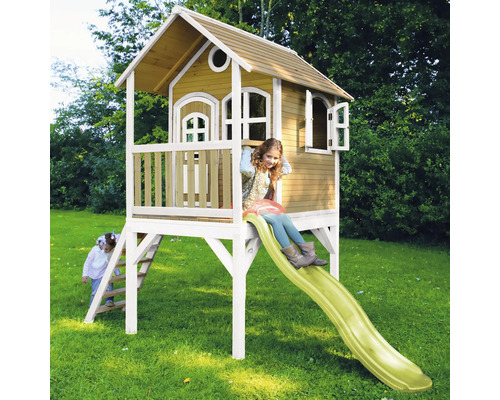 Spielhaus mit Rutsche und Leiter im Garten