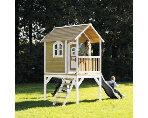 Spielhaus mit Rutsche, Leiter und Kindern im Garten