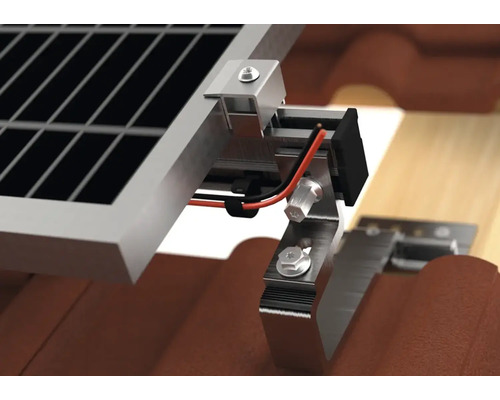 Nahaufnahme einer Solaranlage, die auf einem Ziegeldach installiert ist.