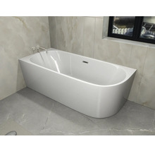 Freistehende Badewanne im Badezimmer mit Armatur