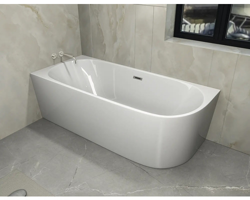 Freistehende Badewanne im Badezimmer mit Armatur