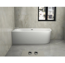 Freistehende Badewanne in einem Badezimmer mit Fliesen und Fenster.