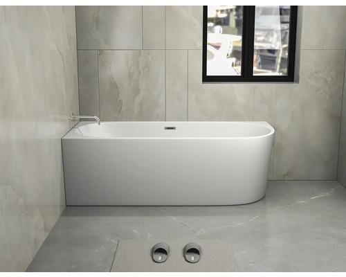 Freistehende Badewanne in einem Badezimmer mit Fliesen und Fenster.