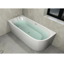 Gefüllte, rechteckige Badewanne im Badezimmer