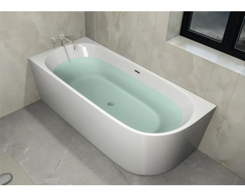 Gefüllte, rechteckige Badewanne im Badezimmer