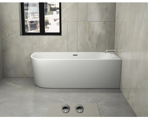 Freistehende Badewanne in einem hellen Badezimmer mit Fliesen