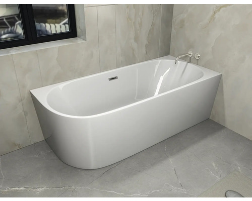 Freistehende Badewanne im Badezimmer mit Armatur