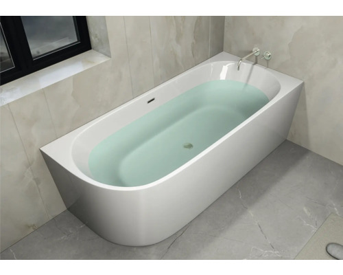 Gefüllte Badewanne in einem hellen Badezimmer