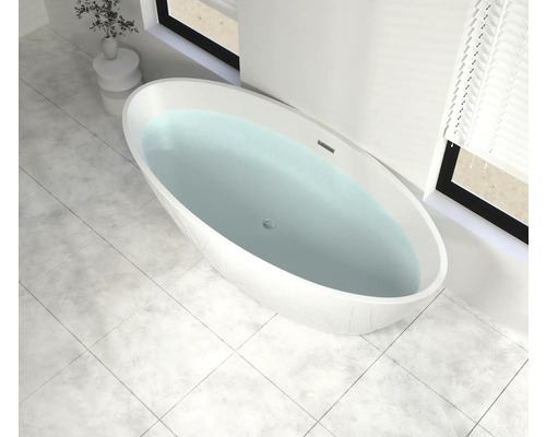 Freistehende Badewanne gefüllt mit Wasser in einem hellen Badezimmer
