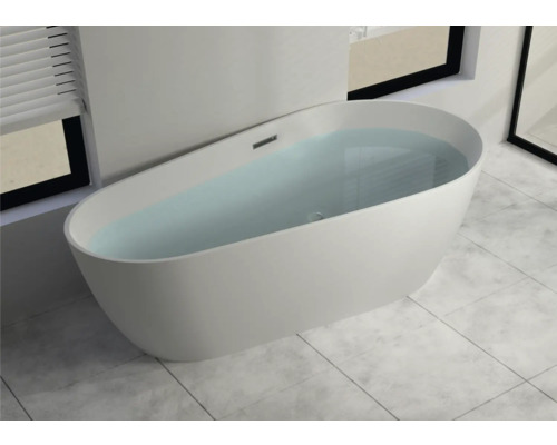 Freistehende Badewanne mit Wasser im Badezimmer