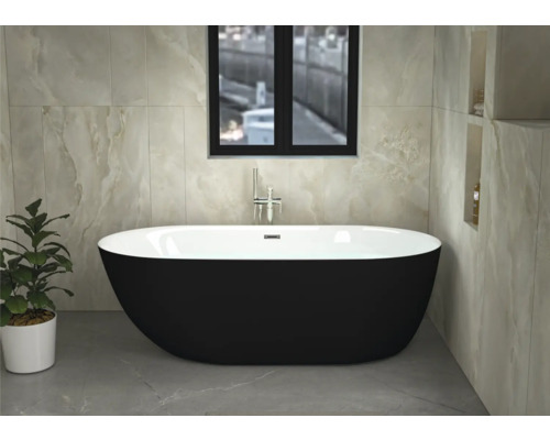 Freistehende Badewanne in einem Badezimmer mit Fliesen und Fenster