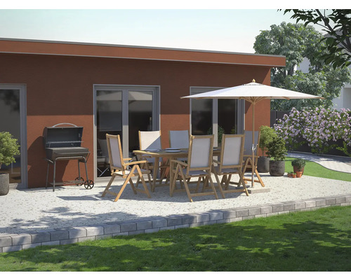 Terrassenszene mit Gartentisch, Stühlen, Sonnenschirm und Grill