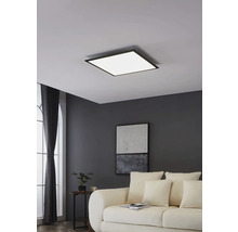 Modernes Wohnzimmer mit quadratischer LED Deckenleuchte