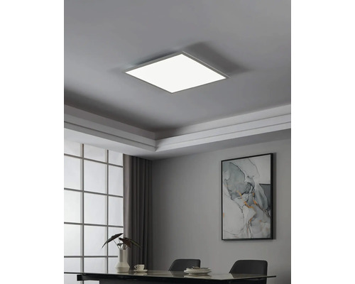 Quadratische Deckenleuchte in einem modern eingerichteten Raum.