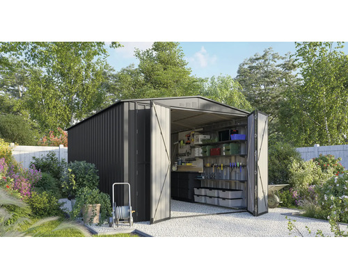 Gartenschuppen mit geöffneten Türen und Gartengeräten