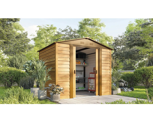 Gartenhaus mit Schiebetüren und Gartengeräten im Garten