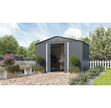 Garten Szene mit Gerätehaus mit geöffneten Schiebetüren und Gartengeräten