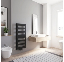 Modernes Badezimmer mit schwarzem Handtuchwärmer, Bidet und Waschtisch