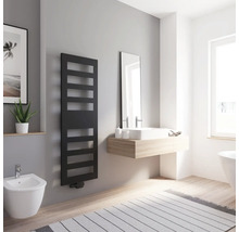 Badezimmer mit schwarzem Sprossenheizkörper, Waschtisch, Spiegel und Bidet