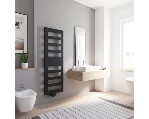 Badezimmer mit schwarzem Sprossenheizkörper, Waschtisch, Spiegel und Bidet