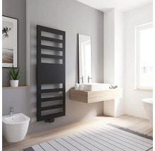 Badezimmer mit schwarzem Handtuchwärmer, Bidet, Waschbecken, Spiegel und Badewanne