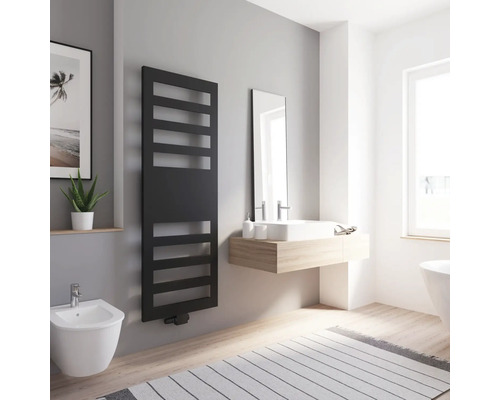 Badezimmer mit schwarzem Handtuchwärmer, Bidet, Waschbecken, Spiegel und Badewanne