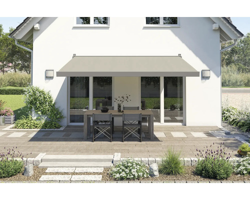 Terrasse mit Markise, Tisch und Stühlen vor einem Wohnhaus