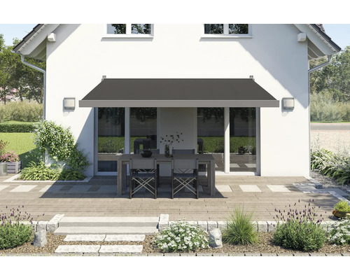 Terrasse mit Markise, Tisch und Stühlen vor einem Haus