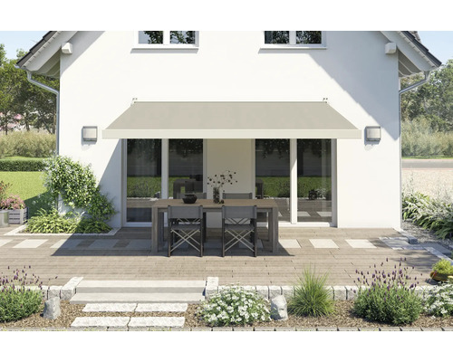 Terrasse mit Markise, Tisch und Stühlen vor einem Haus