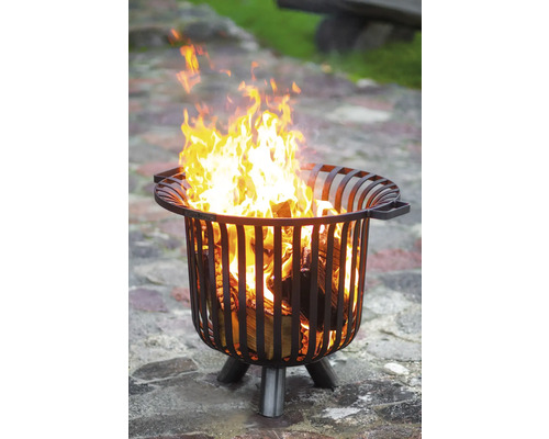 Feuerkorb aus Metall mit Holz und Flammen