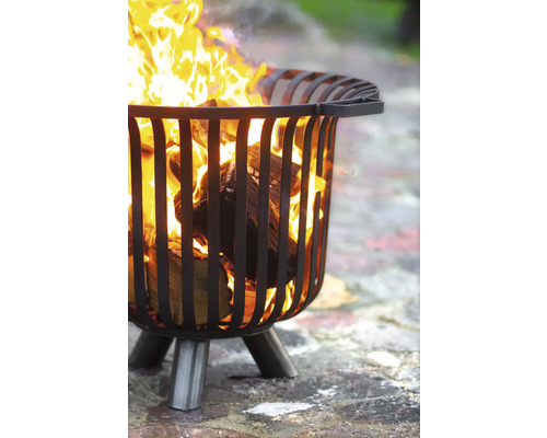 Feuerkorb mit brennendem Holz
