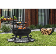 Feuerstelle mit Grillrost und Holzkorb auf Rasen