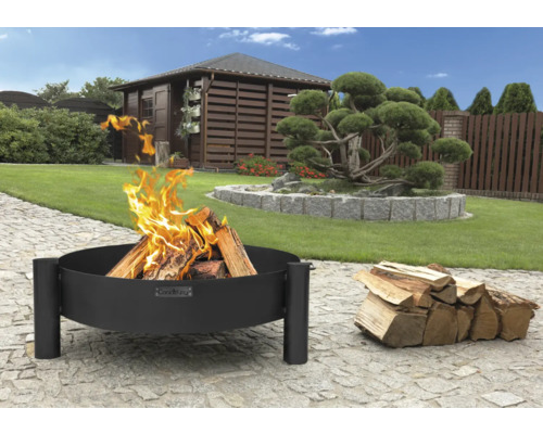 Feuerschale mit brennendem Holz im Garten