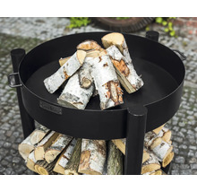 Feuerstelle mit Holzscheiten