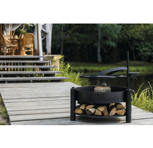 Grillstelle mit Holzablage auf einer Holzterrasse in der Nähe eines Teiches.