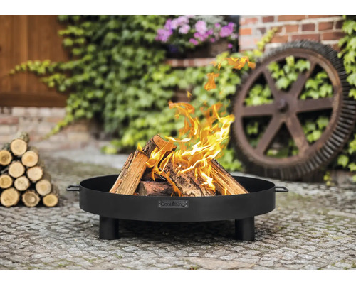 Feuerstelle mit brennendem Holz im Garten