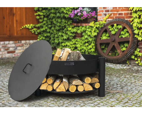 Feuerschale mit Holz und Deckel im Garten