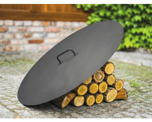 Abdeckung aus Stahl für Feuerstelle auf Holzstapel