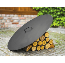 Abdeckung für Feuerstelle auf Holzstapel