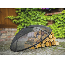 Schwarzer Funkenschutz aus Metall mit Holzscheiten im Garten.