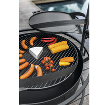 Grill mit Würstchen, Gemüse und Käse auf dem Grillrost