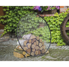 Runder Grillrost aus Metall über Holzstapel